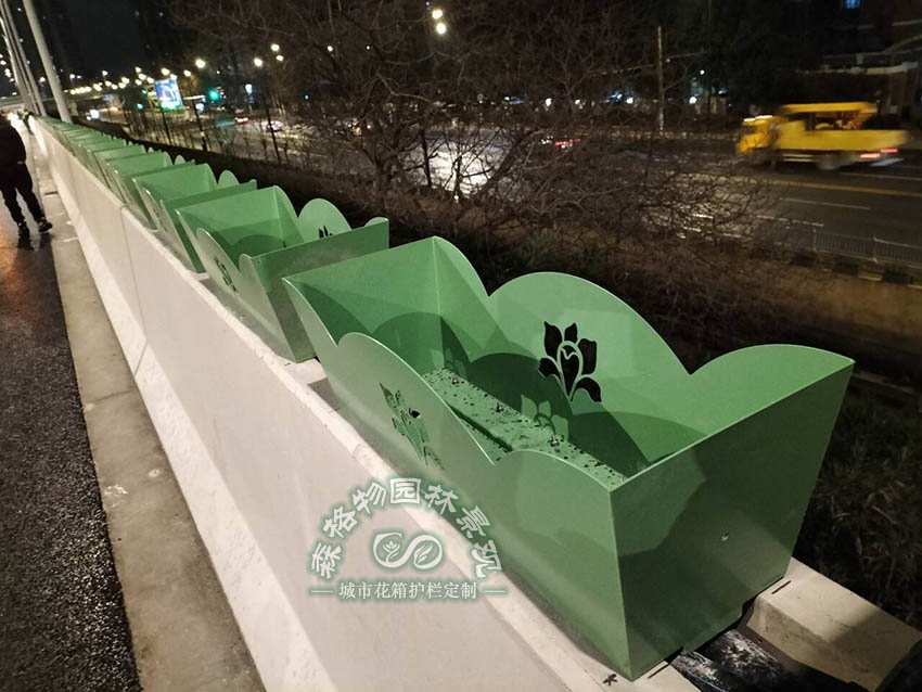 上海杨浦高架快速路桥墩花箱绿化改造案例