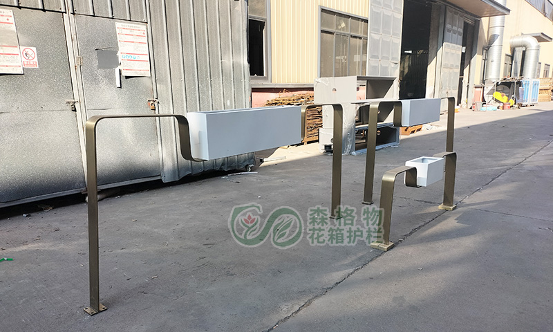 目前比较受商业街欢迎的高低花箱护栏隔断