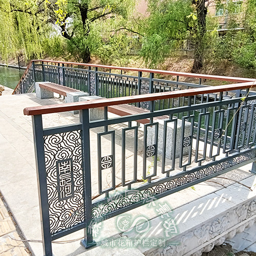 镂空雕刻图案桥梁河道