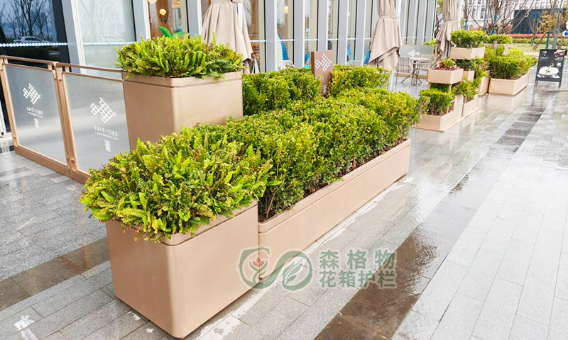 酒店餐饮商场外摆设计案例：现代简约外摆空间与绿植花箱搭配方案