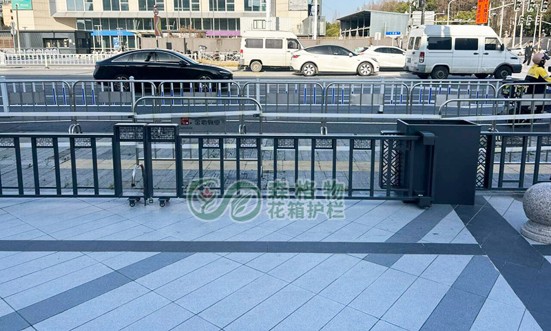 上海闵行广场可移动伸缩花箱护栏应用案例 | 森格物园林景观市政道路隔离解决方案 上海闵行广场可移动伸缩花箱护栏应用案例 | 森格物园林景观市政道路隔离解决方案